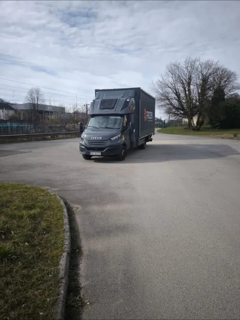 Bus Frozex IVECO Daily 3,5 t z plandeką i logo firmy