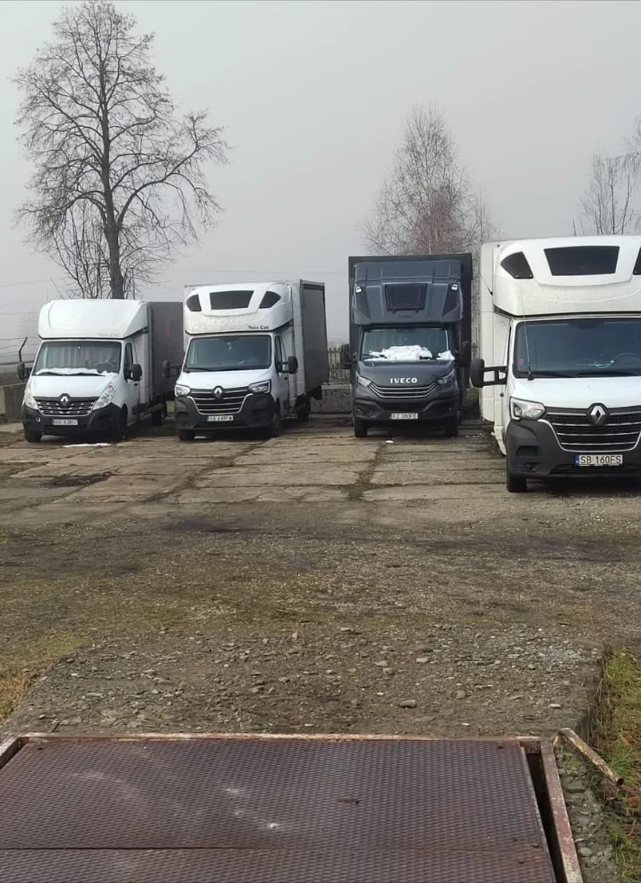 Busy Frozex 3,5 t z zabudową plandekową i kabiną sypialną na placu bazy