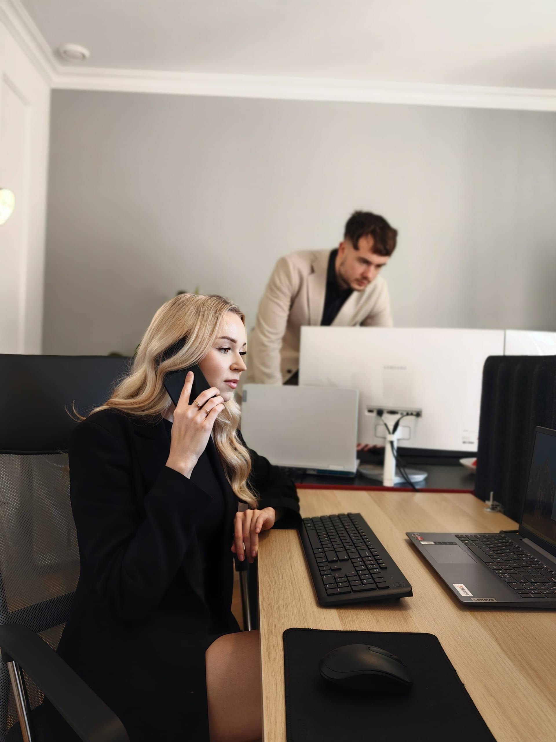 Dyspozytorka Frozex rozmawia przez telefon z klientem w biurze w Rzeszowie
